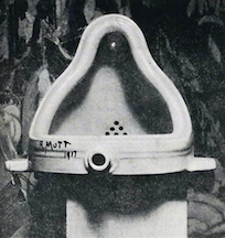 Figure 1.2: Fountain sa pamamagitan ng Marcel Duchamp. Fountain ay isang halimbawa ng isang Readymade, kung saan ang isang artist nakikita ng isang bagay na ay mayroon na sa mundo pagkatapos creatively repurposes ito para sa art. Sa ngayon, ang isang pulutong ng panlipunang pananaliksik sa mga digital na edad ay kasangkot repurposing data na nilikha para sa ilang mga layunin na iba sa pananaliksik. Larawan ni Alfred Stiglitz, 1917. Source: Wikimedia Commons.