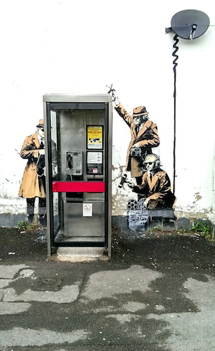 Kielelezo 6.9: Mitaani sanaa na Banksy katika Cheltenham, Uingereza. Picha na Brian Robert Marshall. Chanzo: Wikimedia Commons.